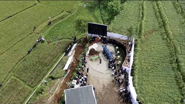 Keluarga dan para tamu undangan tak kuasa membendung tangis ketika jenazah Eril diturunkan ke liang lahat, di Cimaung, Kabupaten Bandung, Jawa Barat, Senin (13/6).