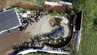 Sebelum diturunkan ke liang lahad, azan dilantunkan di depan peti jenazah Eril. Para tamu yang hadir di antaranya rekan-rekan eril di Komunitas Jabar Bergerak Zillenial.