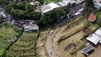 Saat peti jenazah Eril diturunkan ke liang lahad dan dikubur. Para pengunjung yang hadir menitikan air mata melepas kepergian Eril. Nisan pun langsung dipasangkan di atas kubur Eril. Di sekitar makam Eril nanti akan dibangun masjid.