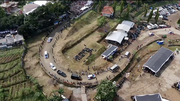 Ribuan warga sudah menyemut dan memadati lokasi pemakaman anak Gubernur Jawa Barat, Ridwan Kami, Emmeril Kahn Mumtadz.