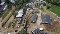 Sambil menyaksikan proses pemakaman Eril, mereka terlihat menitikan air mata. Proses pemakaman turut diiringi salawat yang dilantukan oleh Muzzamil Hasballah.