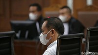 Dalam sidang yang beragendakan pembacaan nota pembelaan (pledoi), terdakwa mengakui telah melakukan tindakan suap dan meminta Majelis Hakim untuk memberikannya keringanan hukuman.