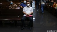 Sebelumnya Direktur CV Nizhami ini, dituntut 2 tahun dan 6 bulan penjara dan denda Rp 200 juta subsider 4 bulan kurungan. Jaksa meyakini Muara memberi suap senilai Rp 572 juta ke Bupati Langkat Terbit Rencana Perangin Angin demi mendapat paket pekerjaan di Dinas PUPR Langkat dan Disdik Langkat ke perusahaan Muara.
