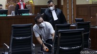 Jaksa meyakini Muara bersalah dan telah melakukan korupsi. Adapun hal memberatkan dalam tuntutan ini adalah perbuatan Muara tidak mendukung pemerintah dalam upaya pemberantasan korupsi. Sedangkan hal meringankannya, Muara dinilai sopan, belum pernah dihukum, serta mengakui dan menyesali perbuatannya.