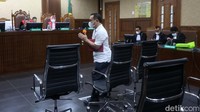 Terdakwa penyuap bupati Langkat Muara Perangin Angin berjalan memasuki ruang sidang di Pengadilan Tipikor, Jakarta, Senin (13/6/2022).