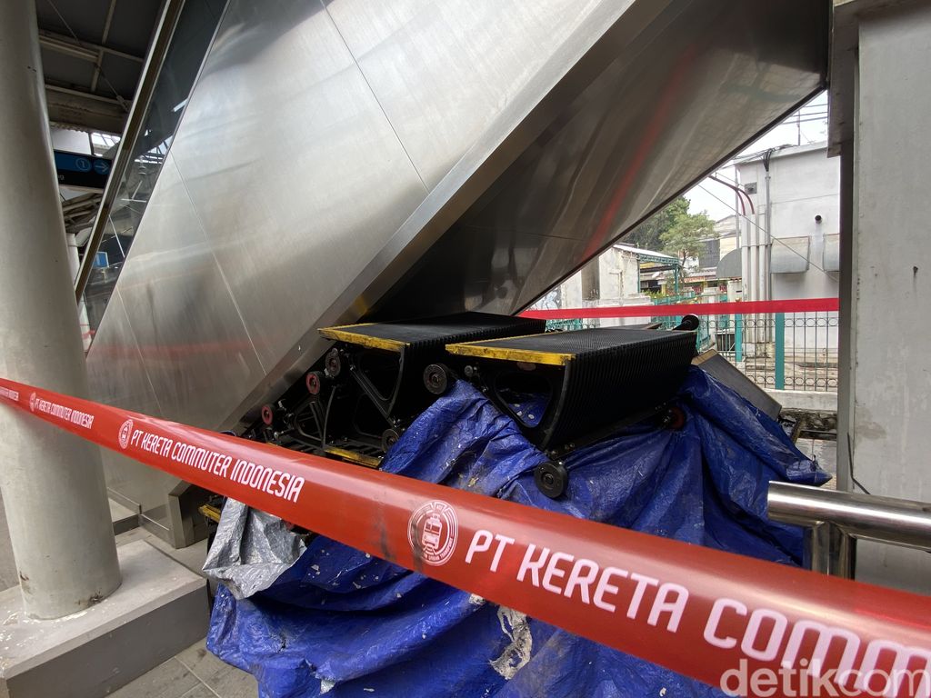 Perbaikan lift dan eskalator di Stasiun Cakung, 13 Juni 2022. (Annisa Rizky Fadhila/detikcom)