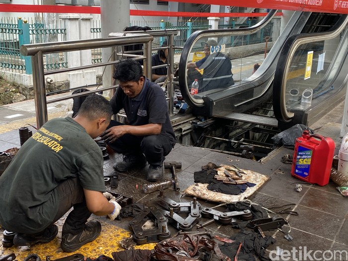 Perbaikan lift dan eskalator di Stasiun Cakung, 13 Juni 2022. (Annisa Rizky Fadhila/detikcom)