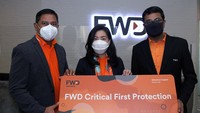Direktur Utama FWD Insurance, Anantharaman Sridharan - Direktur, Chief Financial Officer Desy Natalia Widjaja - Direktur, Chief of Operations, Product Proposition & Syariah Ade Bungsu saat memperkenalkan asuransi FWD Critical First Protection yang menawarkan perlindungan yang mudah dan menyeluruh tanpa batasan jumlah maupun jenis penyakit kritis.