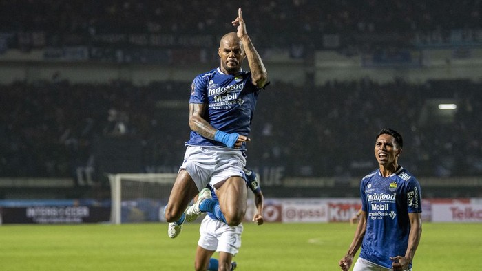 Pesepak bola Persib Bandung David Da Silva bersama rekannya melakukan selebrasi usai mencetak gol ke gawang Bali United FC saat pertandingan Group C Piala Presiden 2022 di Stadion Gelora Bandung Lautan Api, Bandung, Jawa Barat, Minggu (12/6/2022). Pertandingan Persib Bandung melawan Bali United FC tersebut berakhir imbang dengan skor 1-1. ANTARA FOTO/M Agung Rajasa/aww.