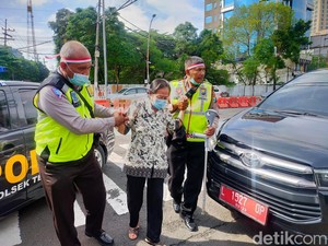 Lansia-Difabel di Surabaya Dijemput Door to Door untuk Vaksinasi COVID-19