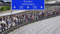 Ribuan pengendara sepeda memadati jalan raya A100 yang ditutup di Berlin, Jerman, Minggu (12/6/2022).  