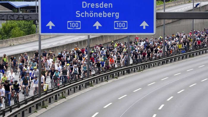 Thousands of bicyclists take part in a cycle rally on the closed A100 higway to protest for the traffic turnaround in Berlin, Germany, Sunday, June 12, 2022. (AP Photo/Michael Sohn)