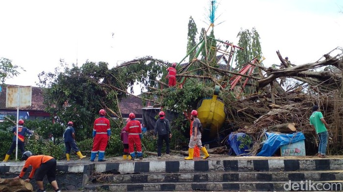 Pohon beringin di Lapangan Denggung, Sleman, tumbang menimpa wahana kora-kora, Senin (13/6/2022).