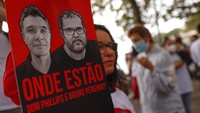 Poster dengan foto Dom Phillips (kiri) dan Bruno Araujo Pereira ditunjukkan oleh simpatisan di Rio de Janeiro, Brasil, Minggu (12/6/2022). (AP Photo/Bruna Prado)   Diberitakan sebelumnya, Bruno Pereira (41) dan Dom Phillips (57) hilang di kawasan Amazon. Mereka terakhir terlihat pada 5 Juni dekat kawasan masuk wilayah adat, di perbatasan Peru dan Kolombia. Namun, mereka tidak pernah tiba di tujuan. (AP Photo/Bruna Prado)  