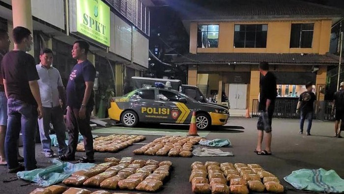 Polisi menyita sejumlah ganja dari jaringan Sumatera-Jawa.
