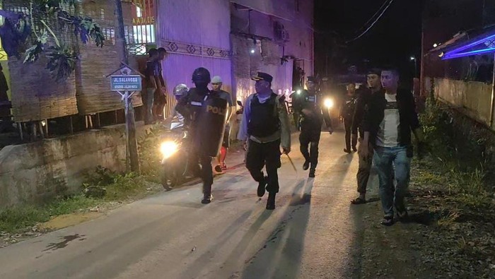 Polisi saat melakukan penyisiran imbas bentrok dua kelompok pemuda di Kendari (Dok. Istimewa).