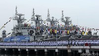 Acara dibuka dengan sejumlah aksi dari pasukan TNI AL mulai dari baris berbaris, yel-yel, penembakan meriam tanpa amunisi hingga peragaan pesawat.