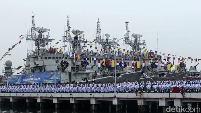 Potret KSAL Lantik Laksamana Muda TNI Abdul Rasyid Jadi Pangkoarmada RI KSAL melantik Laksamana Muda TNI Abdul Rasyid menjadi Pangkoarmada RI. Pelantikan digelar di Komplek Satuan Kapal Koarmada I, Tanjung Priok, Jakarta Utara.