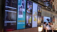 Seperti diketahui, restoran cepat saji Amerika Serikat McDonalds memutuskan hengkang dari pasar Rusia pada bulan Mei lalu di tengah perang yang masih berkecamuk imbas invasi Rusia ke Ukraina. Restoran pengganti McDonalds yang bernama Vkusno & tochka resmi dibuka pada akhir pekan kemarin.