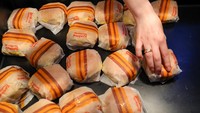 Menu Vkusno & tochka lebih sedikit dan tidak menawarkan Big Mac. Beberapa menu burger dan es krim McFlurry juga tidak tersedia, tapi harganya lebih murah. Menu burger dengan dua keju dijual 129 rubel atau Rp 32.379 dibandingkan dengan yang dijual McDonalds 160 rubel atau Rp 40.160, dan burger ikan 169 rubel atau Rp 42.419 dibandingkan 190 rubel atau Rp 47.690 sebelumnya.