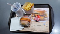 Paroev menambahkan perusahaan sedang mencari pemasok baru minuman ringan karena Coca-Cola menangguhkan penjualannya di Rusia. Sementara itu, pengusaha Siberia Alexander Govor, pemilik Vkusno & tochka mengatakan bahwa akan meluncurkan sesuatu yang mirip dengan Big Mac khas McDonalds.