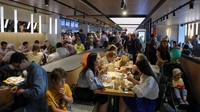 CEO Vkusno & tochka Oleg Paroev mengatakan perusahaan berencana membuka 200 restoran di Rusia pada akhir Juni dan 850 restoran pada akhir musim panas. Restoran tersebut akan mempertahankan interior lama McDonalds tetapi akan menghapus referensi apa pun merujuk ke nama McDonalds.