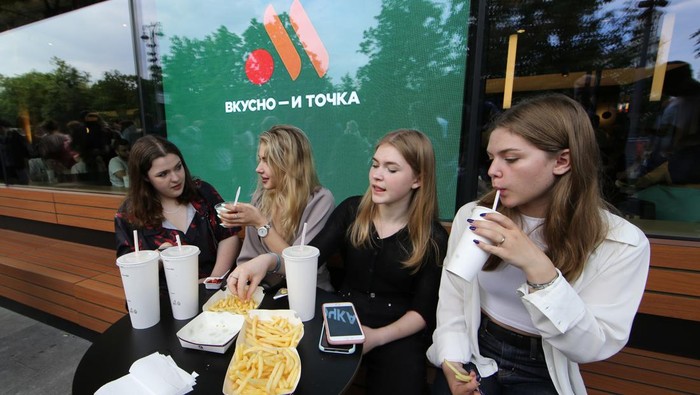 McDonald's memutuskan hengkang dari Rusia beberapa bulan lalu. Kini restoran pengganti McDonald's di Rusia resmi dibuka dengan nama Vkusno & tochka. Ini fotonya