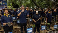 Kegiatan menanam pohon mangrove itu digelar di Suaka Margasatwa Muara Angke, Jakarta Utara.