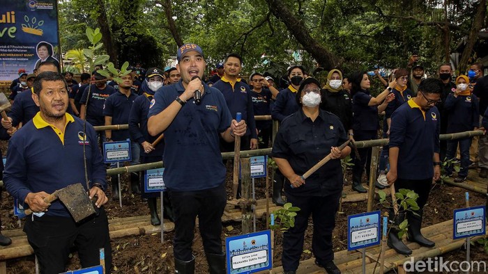Potret Menteri LHK Tanam Pohon Mangrove Bareng NasDem Menteri Lingkungan Hidup dan Kehutanan Siti Nurbaya menanam pohon mangrove bersama NasDem. Kegiatan itu digelar dalam rangka pra Rakernas NasDem.
