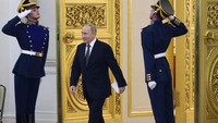 Presiden Rusia Vladimir Putin memasuki aula saat Upacara Pemberian Penghargaan di Istana Grand Kremlin, Moskow, Rusia, Minggu (12/6/2022) waktu setempat.  