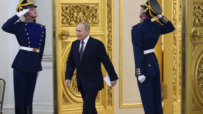 Presiden Putin Hadiri Perayaan Hari Rusia, Tampak Sehat-sehat Saja MOSCOW, RUSSIA - JUNE 12: (RUSSIA OUT) Russian President Vladimir Putin attends the State Awarding Ceremony at the Grand Kremlin Palace, June,12,2022, in Moscow, Rusia. Russia Day, celebrated annually on 12 June since 1992, commemorates the adoption of the Declaration of State Sovereignty of the Russian Soviet Federative Socialist Republic (RSFSR) (Photo by Contributor/Getty Images)
