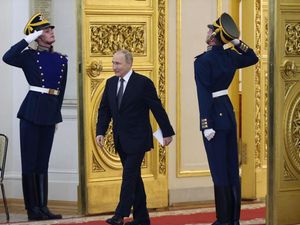 Presiden Putin Hadiri Perayaan Hari Rusia, Tampak Sehat-sehat Saja