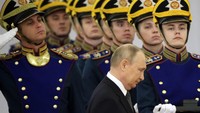 Namun terlihat saat menghadiri Upacara Pemberian Penghargaan di Hari Rusia pada Minggu (12/6), Presiden Vladimir Putin tampak baik-baik saja.  