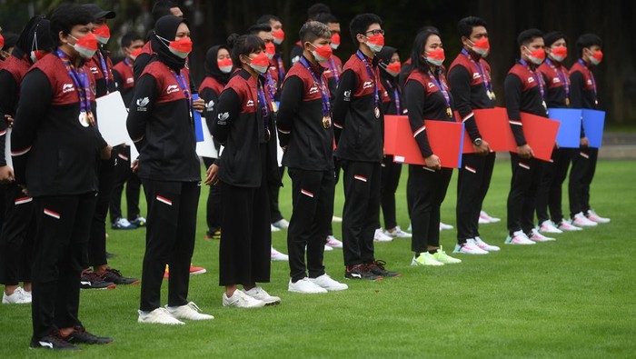 PRESIDEN SERAHKAN BONUS ATLET SEA GAMES Presiden Joko Widodo (kanan) berjabat tangan dengan karateka peraih medali perak Ceyco Georgia Hutagalung (ketiga kiri) saat upacara penyerahan bonus atlet SEA Games ke-31 Vietnam di Halaman Istana Merdeka, Jakarta, Senin (13/6/2022). Presiden menyerahkan total bonus kepada seluruh atlet sebesar Rp130,5 Miliar sementara untuk pelatih dan asisten pelatih sebesar Rp32 Miliar. ANTARA FOTO/Akbar Nugroho Gumay/nz