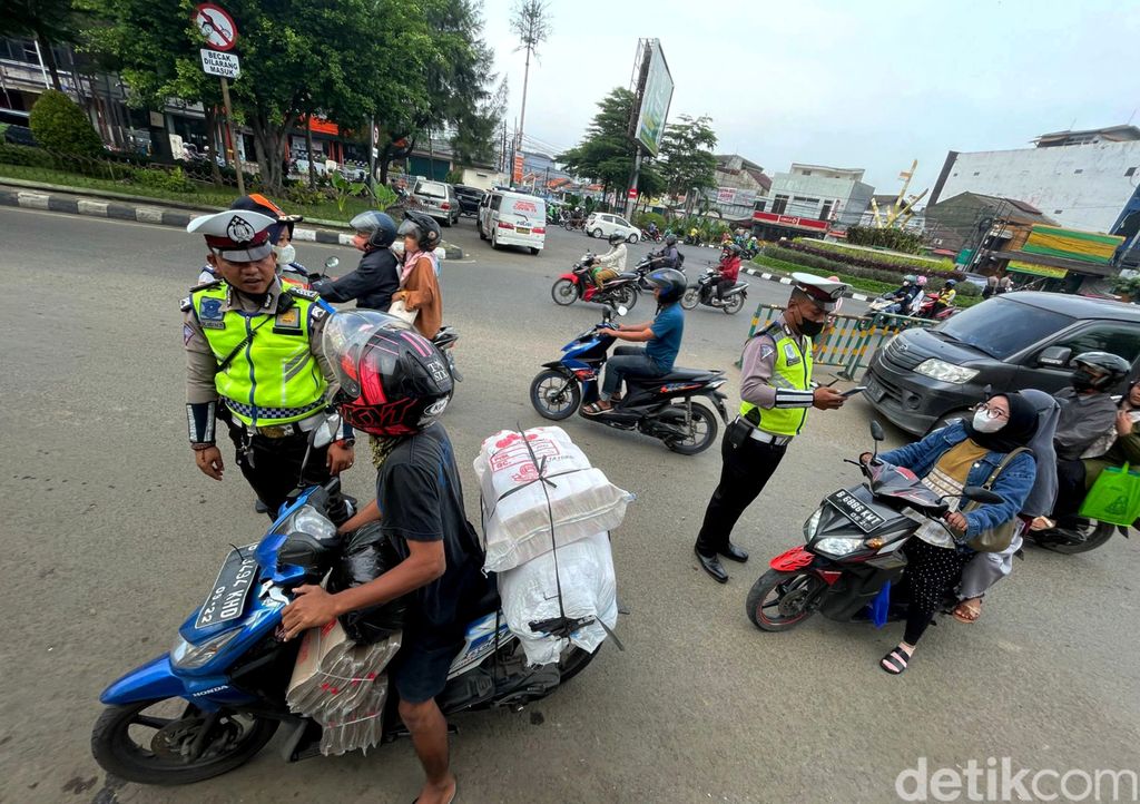 Korlantas Polri resmi gelar Operasi Patuh Jaya 2022 mulai hari. Ada 8 sasaran penindakan yang jadi prioritas polisi, salah satunya tidak menggunakan helm SNI.