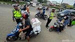 Priiit... Pemotor di Bekasi Kena Tilang Gegara Tak Pakai Helm