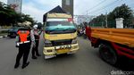 Priiit... Pemotor di Bekasi Kena Tilang Gegara Tak Pakai Helm