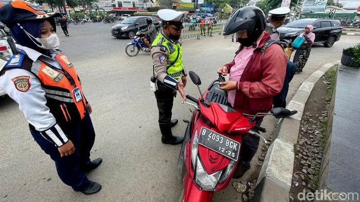 Korlantas Polri resmi gelar Operasi Patuh Jaya 2022 mulai hari. Ada 8 sasaran penindakan yang jadi prioritas polisi, salah satunya tidak menggunakan helm SNI.