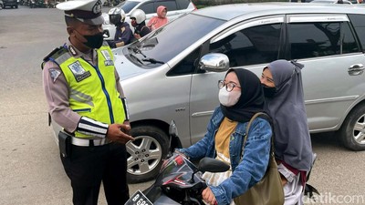 Priiit... Pemotor di Bekasi Kena Tilang Gegara Tak Pakai Helm