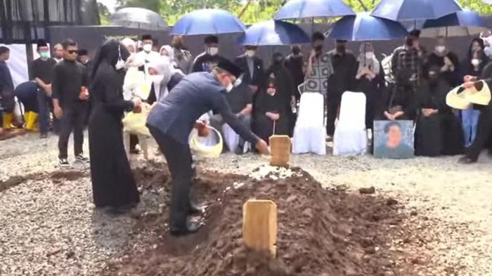 Proses pemakaman Eril (Screenshot YouTube Humas Jabar)