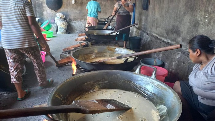 Proses pembuatan dodol khas Bali berbungkus kulit jagung kering yang oleh perajin dodol di Desa Penglatan, Kecamatan Buleleng, Kabupaten Buleleng.