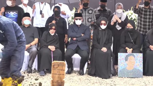 Prosesi Pemakaman Alm. Emmeril Kahn Mumtadz bin Mochamad Ridwan Kamil. (Tangkapan Layar Youtube Humas Jabar)