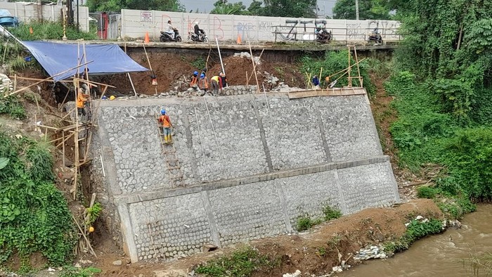 Proyek Tembok Penahan Tanah di Jl Raya Cilebut, Kota Bogor, yang disebut telah 80%.