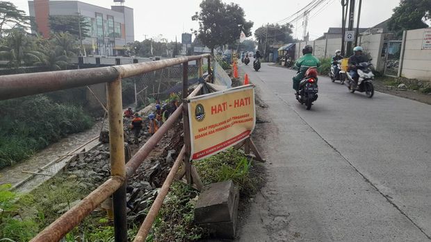 Proyek Tembok Penahan Tanah di Jl Raya Cilebut, Kota Bogor, yang disebut telah 80%.