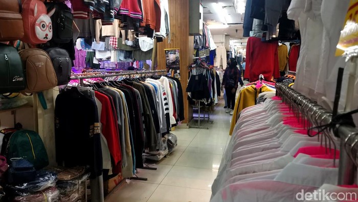 Thrifting atau berburu pakaian bekasi tengah jadi tren di kalangan anak muda. Salah satu pusat thrifting yang terkenal di kawasan Jakarta adalah Pasar Senen.