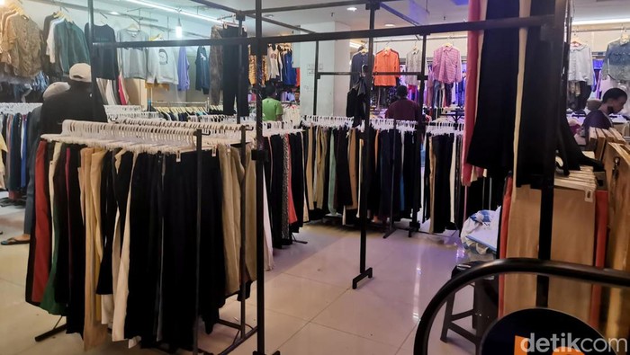 Thrifting atau berburu pakaian bekasi tengah jadi tren di kalangan anak muda. Salah satu pusat thrifting yang terkenal di kawasan Jakarta adalah Pasar Senen.