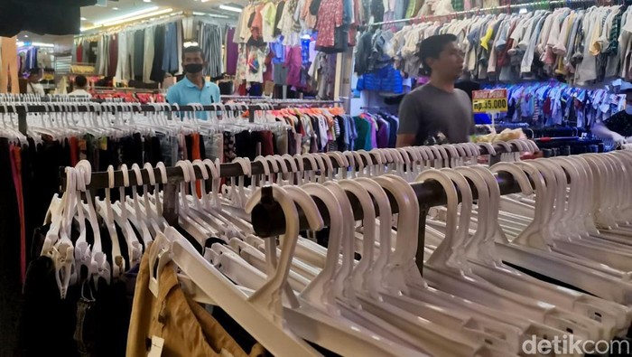 Thrifting atau berburu pakaian bekasi tengah jadi tren di kalangan anak muda. Salah satu pusat thrifting yang terkenal di kawasan Jakarta adalah Pasar Senen.