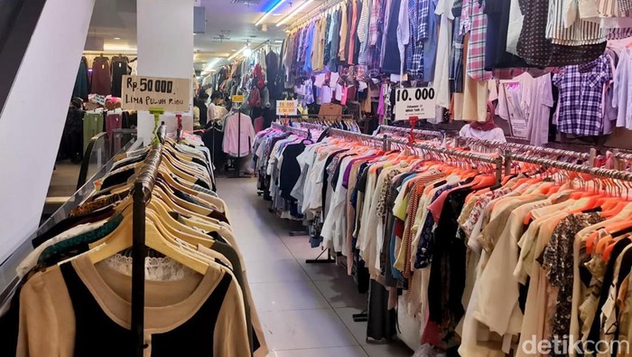 Thrifting atau berburu pakaian bekasi tengah jadi tren di kalangan anak muda. Salah satu pusat thrifting yang terkenal di kawasan Jakarta adalah Pasar Senen.