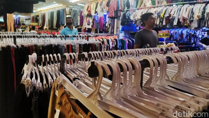 Pusat Thrifting Tersohor di Jakarta Ini Bernama Pasar Senen Salah satu lokasi yang cukup terkenal dan jadi lokasi utama berburu para thrifter adalah Pasar Senen. Sebelum istilah thrifting tenar di kalangan anak muda, pasar ini memang sudah tersohor sebagai penyuplai pakaian bekas.