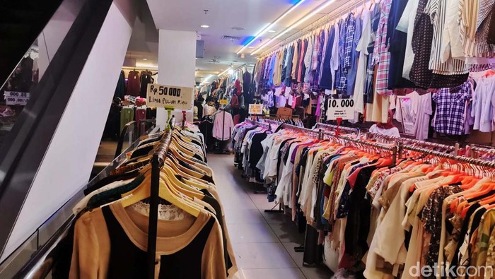 Salah satu lokasi yang cukup terkenal dan jadi lokasi utama berburu para thrifter adalah Pasar Senen. Sebelum istilah thrifting tenar di kalangan anak muda, pasar ini memang sudah tersohor sebagai penyuplai pakaian bekas.